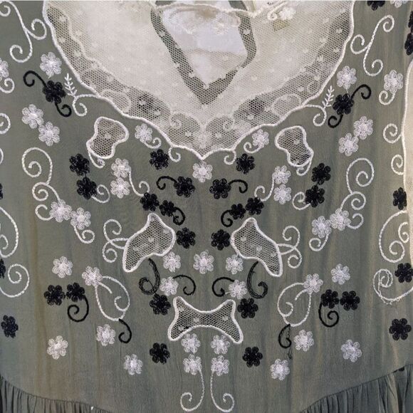 ANTHRO Seen Worn Kept | Lace embroidered sleeveless blouse - Picture 3 of 6